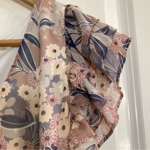 Entro NWT flutter sleeve button up v-neck floral blouse - Picture 4 of 5